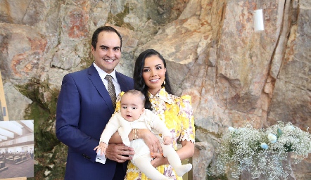  Claudio Guerra y Daniela Castañón con su hijo Bruno.