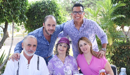 Ricardo Villalba, Jesús Lucio, Ricardo Villalba, Minnie Villalba y Nohemí Burgaña.