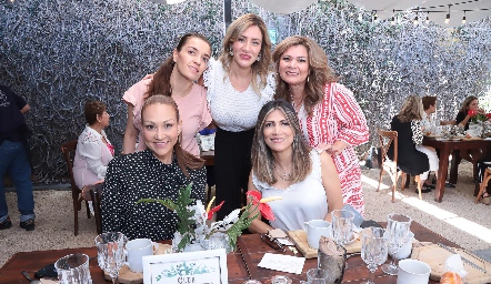  Vanessa Juárez, Jesssica Reyes, Verónica Martínez, Lizeth Lara y Tesi Toranzo.