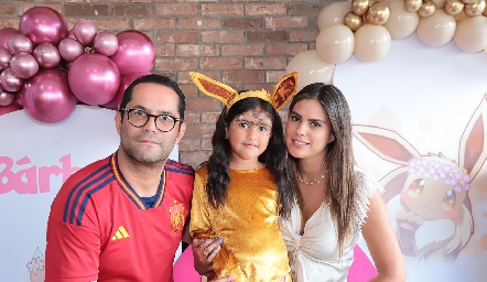  Fernando Rojo y Bárbara Berrones con su hija Bárbara.