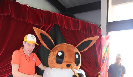  Eevee repartió abrazos a los pequeños asistentes.