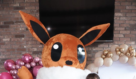  Eevee y Renata Cordero.