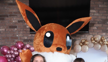  Eevee compartió el momento con los invitados.
