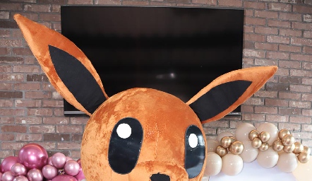  Eevee compartió el momento con los invitados.