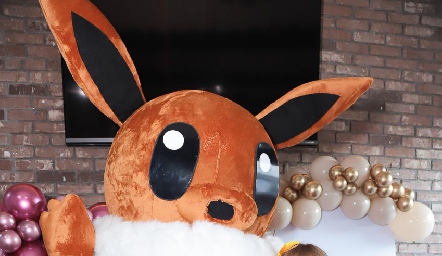  Eevee compartió el momento con los invitados.