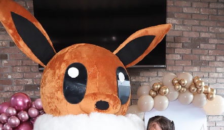  Eevee compartió el momento con los invitados.
