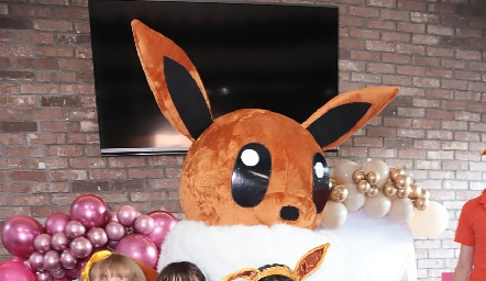  Eevee compartió el momento con los invitados.