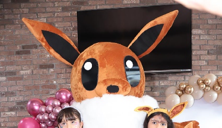  Eevee compartió el momento con los invitados.