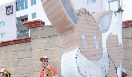  Barbarita le pegó a su piñata con mucho entusiasmo y alegria.