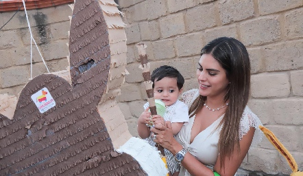  El pequeño José Miguel Berrones y su mamá Bárbara Berrones pegando a la piñata.
