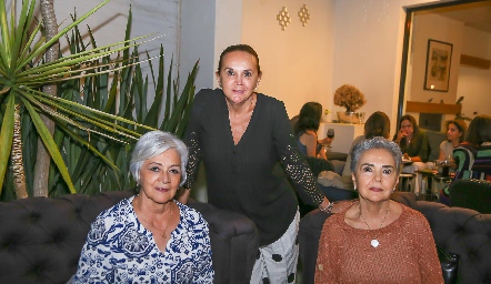  Coco Escartín, Lucy Villanueva y Rosy Villanueva.