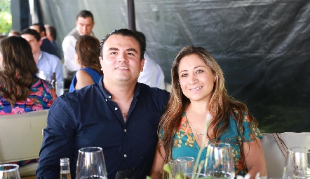  Adrián Aguilar y Mariana.