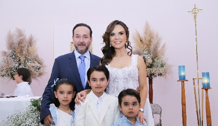  Juan Carlos Conde y Alejandra Díaz de León con sus hijos Ale, Juan Carlos y Franco.