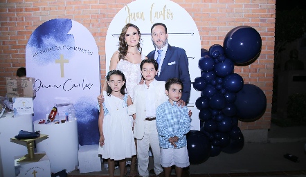  Juan Carlos Conde y Alejandra Díaz de León con sus hijos Ale, Juan Carlos y Franco.