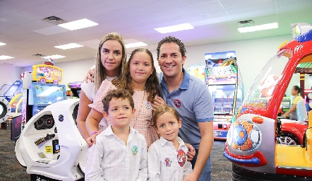  Rocío Muriel y René Pierdant con sus hijos, Andrés, Victoria y Pablo Pierdant.