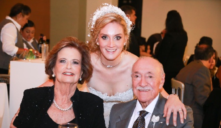  Paulina Gómez con sus abuelos Coco Pizzuto y Manuel Martins.