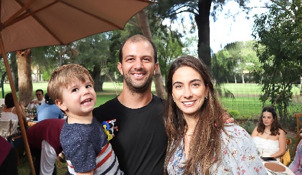  Alejandro Abud y Lorena Andrés con su hijo Alejandro.