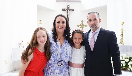  Julieta Garelli y Rodrigo Veytia con sus hijas Julieta y Regina.