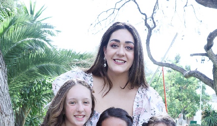  Scarlett Garelli con sus sobrinas Julieta, Regina y Marina.