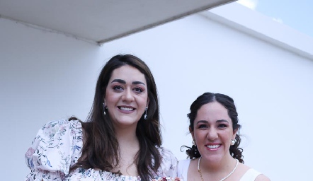  Scarlett Garelli y Alexandra Garelli con su ahijada Regina Veytia Garelli.