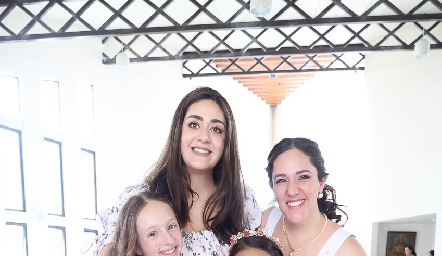  Scarlett Garelli, Alexandra Garelli, Julieta Veytia Garelli y Regina Veytia Garelli.