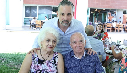 María Esther, Rodrigo y Guillermo Veytia.