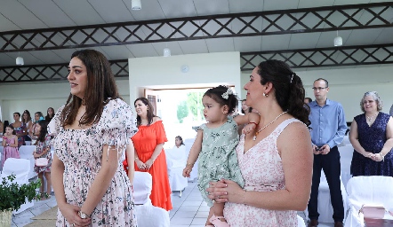  Scarlett y Alexandra Garelli, madrinas de Regina.