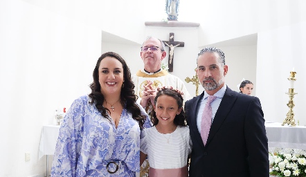  Julieta Garelli, RP. Gabriel Del Valle y Rodrigo Veytia con Regina.