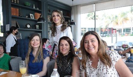 Natalie Sarquis, Sofía Muñiz, Gaby Suárez y Daniela Clark.