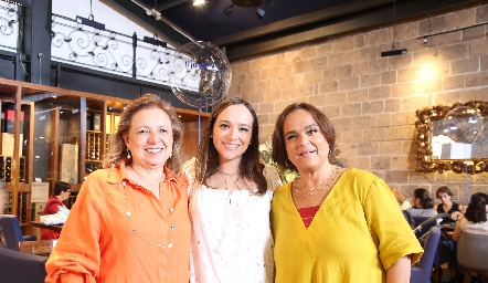  Elizabeth Rocha, María José Ramírez Ramírez y Elisa Robles.