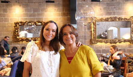  María José Ramírez con su suegra Elisa Robles.