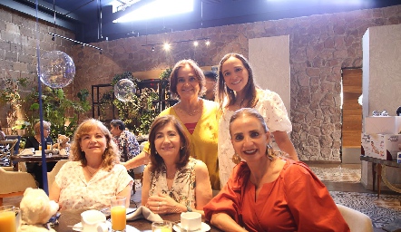  Elisa Robles, María José Ramírez, Maru Robles, Sofía Robles y Beatriz Rangel.