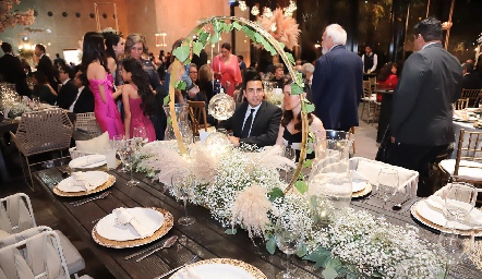  Hermosos arreglos florales lucieron espectaculares en cada mesa de la recepción.