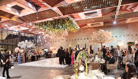  La decoración elegante en pista y colgantes florales y combinación de naturaleza muerta.