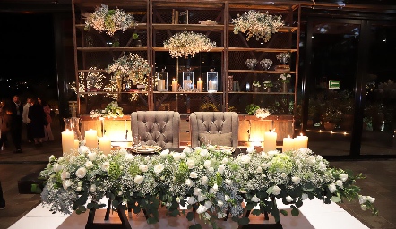 La mesa de los novios lució radiante con iluminación con velas y arreglo en sosas blancas.