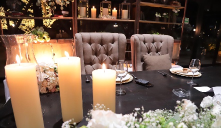  La mesa de los novios lució radiante con iluminación con velas y arreglo en sosas blancas.