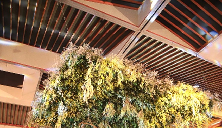  La decoración elegante en pista y colgantes florales y combinación de naturaleza muerta.