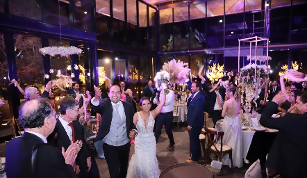  Entre aplausos y mucha alegría reciben a los recién casados en la recepcion.
