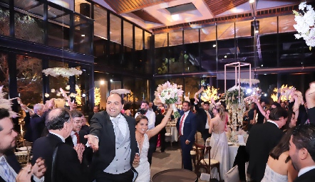  Gerardo y Nathalie emocionados ingresan a la recepción.