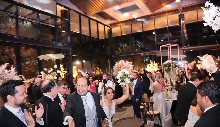  Gerardo y Nathalie emocionados ingresan a la recepción.