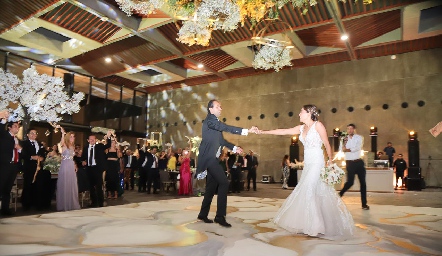  Gerardo y Nathalie emocionados ingresan a la recepción.