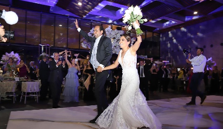  Gerardo y Nathalie emocionados ingresan a la recepción.
