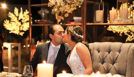  El beso del feliz matrimonio.