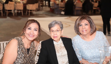  Edelmira Torre, María Guadalupe Armenta y Laura Torres.