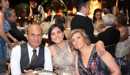  Oscar, Karina y Karina.