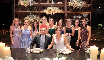  Los recién casados con las amigas de la novia.