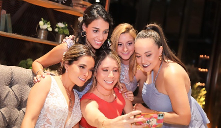  Nathalie compartió grandes momentos con sus amigas.