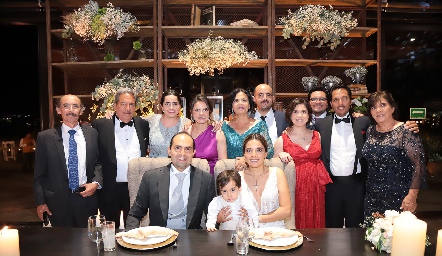  Muy emocionados los familiares de Nathalie posaron para la foto del recuerdo.