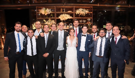  Familiares y amigos del novio.