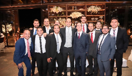  Familiares y amigos del novio.
